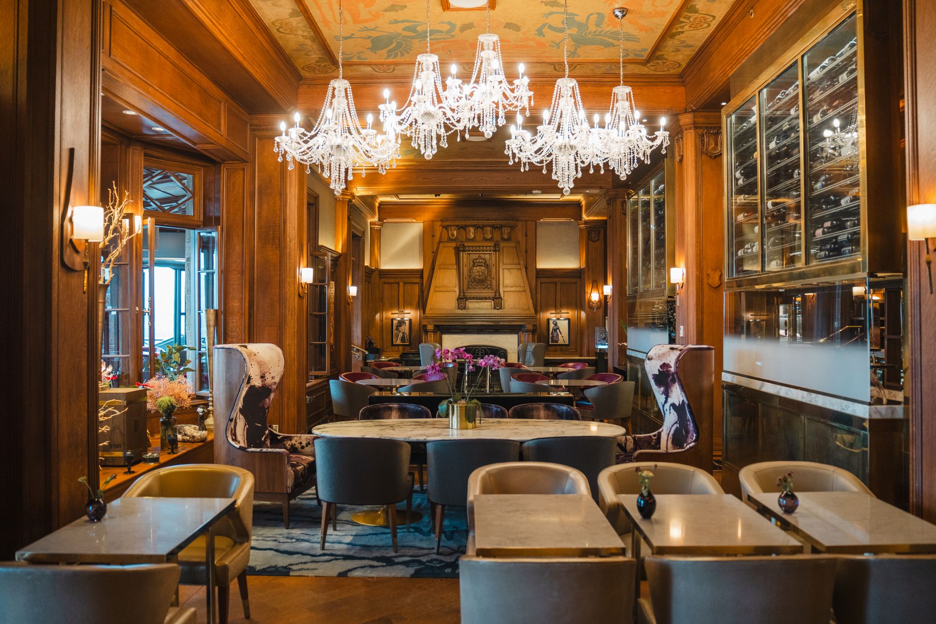 Interior de restaurante elegante con ambiente cálido y acogedor